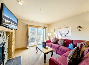 Téléviseur, foyer, table de baby-foot, chaîne audio