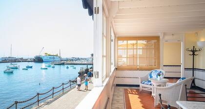 Casa Elena, Seafront apartment with large Gallery and Sea Views