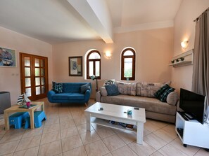 TV, fireplace