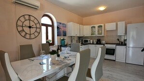 Coffee/tea maker, fridge, microwave, oven - Villa Cherry House with pool in Višnjan,Istria (Višnjan)