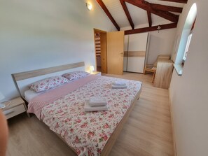 3 bedrooms, iron/ironing board, free WiFi, bed sheets