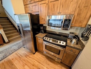 Enjoy cooking and toasting with a stove and toaster, plus a refrigerator and oven.