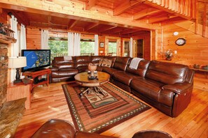 Fernseher, Kamin, Videospiele, DVD-Player