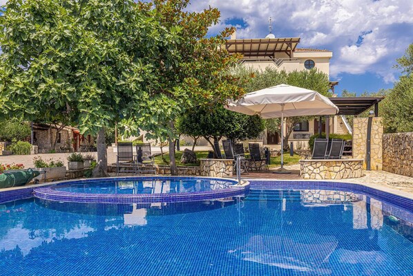 Piscina a l'aire lliure i piscina climatitzada