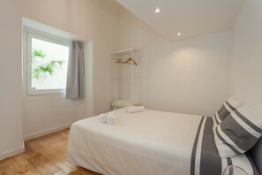 1 chambre, fer et planche à repasser