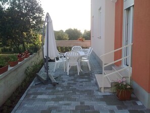 Outdoor dining - Apartment in Zaton (Zadar) with Balcony, Air condition, WIFI, Washing machine (685-1) (Nin)