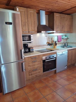 Microondas, horno, placa de cocina y lavavajillas