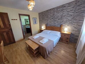 3 habitaciones, tabla de planchar con plancha, wifi y ropa de cama 