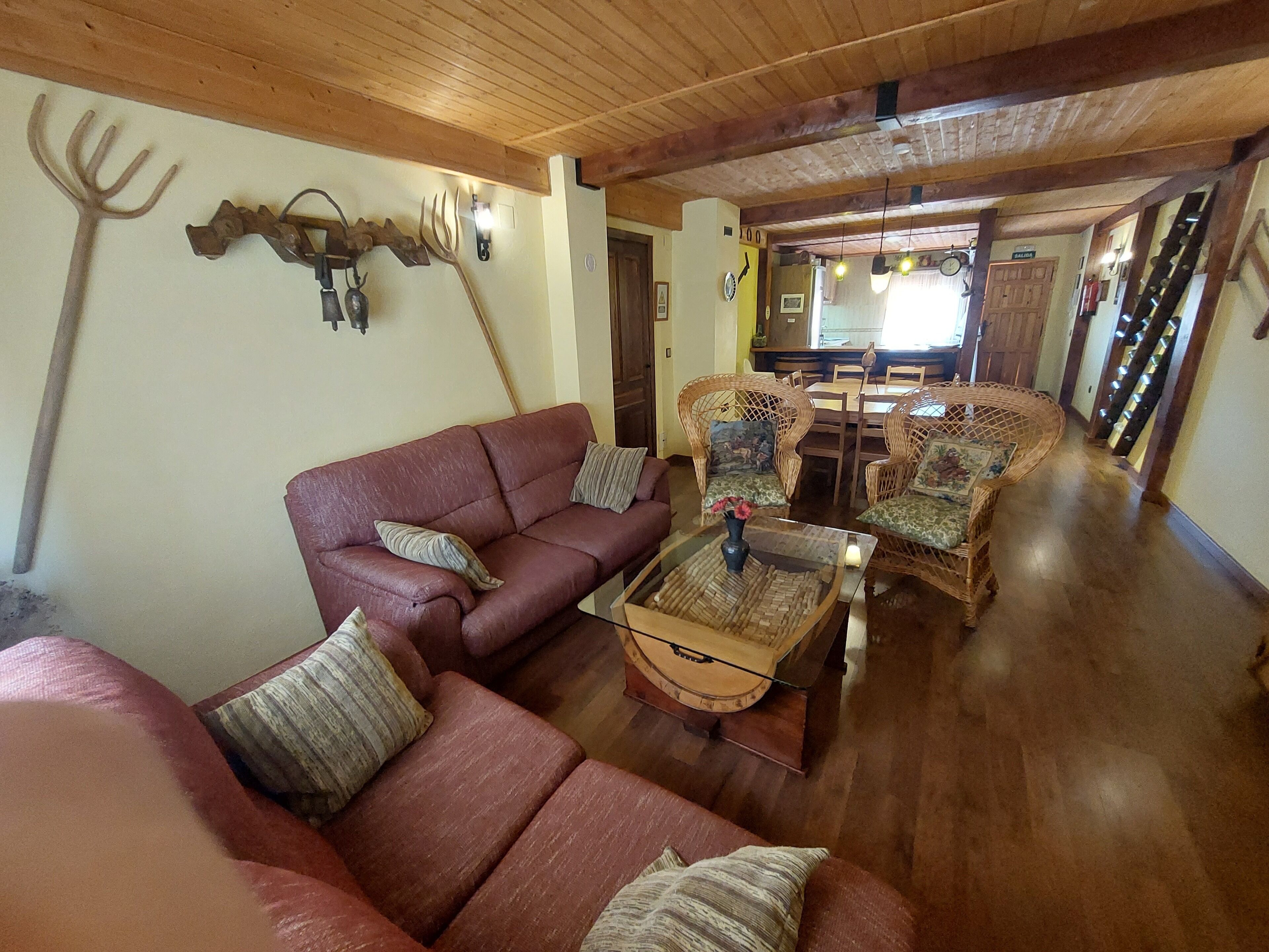Una televisión, una chimenea, un reproductor de DVD