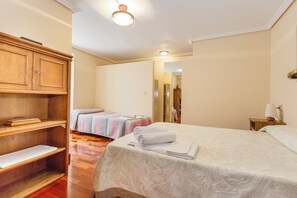 7 makuuhuonetta, silitysrauta/-lauta, ilmainen Wi-Fi, vuodevaatteet