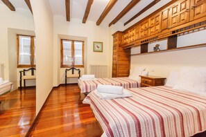 7 dormitoris, planxa i posts de planxar, wifi gratuïta i roba de llit 