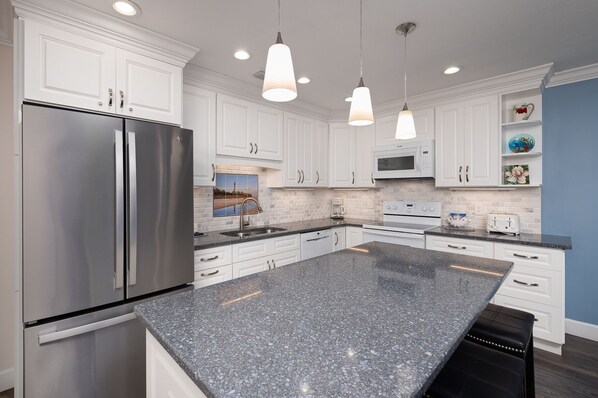 冰箱、微波炉、烤箱、炉灶