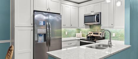 Réfrigérateur, micro-ondes, four, plaque de cuisson