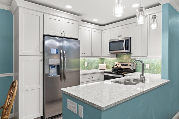 Køleskab, mikrobølgeovn, ovn, kogeplade