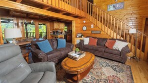 Living area - Great Mountain Views! 5miles to Pigeon Forge - Pool, Fishing, Putt Putt, Golf (Sevierville)