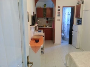 Tabla de planchar con plancha, wifi gratis, ropa de cama