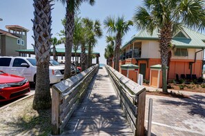 Property grounds - Spend Time with Your Family and Dog at the Beachside Inn Hotel! (Destin)