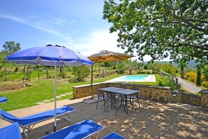An outdoor patio with a pool, lounge chairs, and umbrellas. - Villa in Le Contesse with 3 bedrooms sleeps 7 (Le Contesse)