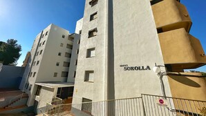 Un immeuble à plusieurs étages sur lequel on peut lire l’inscription « EDIFICI SOROLLA ».