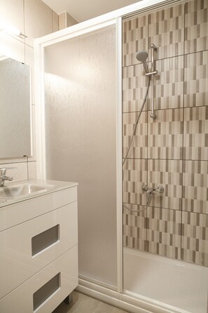 Een douche, handdoeken