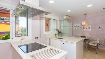 Een koelkast, een magnetron, een oven, een kookplaat