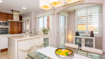 Een koelkast, een magnetron, een oven, een kookplaat