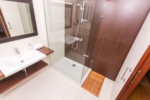 Dusche, Haartrockner, Handtücher