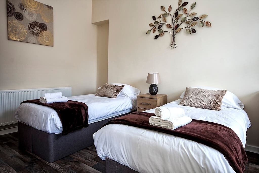 5 bedrooms, iron/ironing board, internet, bed sheets