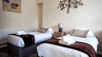 5 bedrooms, iron/ironing board, internet, bed sheets