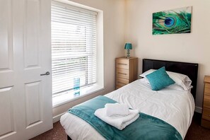 5 bedrooms, iron/ironing board, internet, bed sheets