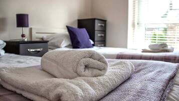 5 bedrooms, iron/ironing board, internet, bed sheets