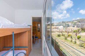 2 slaapkamers, een strijkplank/strijkijzer, wifi, beddengoed