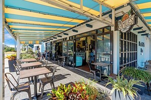 Outdoor dining - 2 Queen Beds at Beachside Inn Hotel** (Destin)