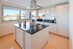 Fridge, microwave, oven, stovetop - Premier nº 36 - Luxury modern, spacious apartment (Ferragudo)