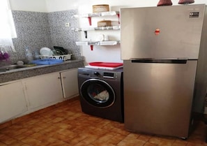 Réfrigérateur, four, plaque de cuisson