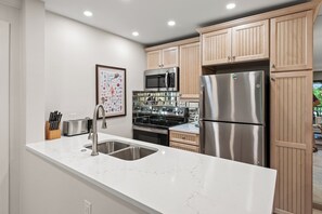 Frigorífico, microondas, horno y placa de cocina