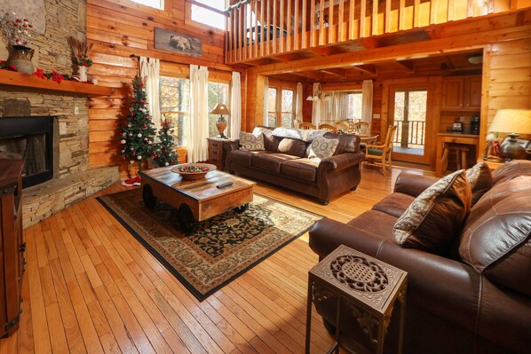 Televisión de pantalla plana, chimenea y videojuegos 