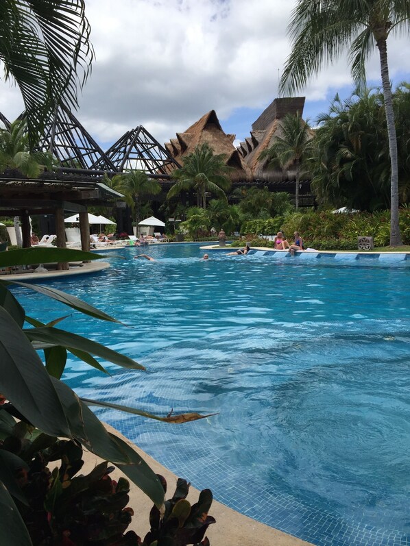 Alberca al aire libre y alberca climatizada