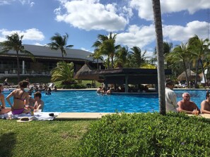 Een buitenzwembad, een verwarmd zwembad