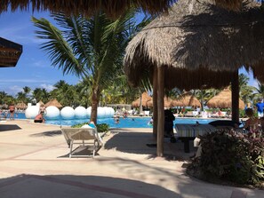 Alberca al aire libre y alberca climatizada