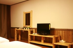 Kamar Deluks | Seprai premium, meja kerja, tirai kedap cahaya, dan kedap suara