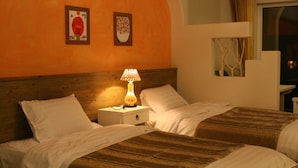 Deluxe Room | Peralatan tempat tidur premium, meja, langsir/tirai gelap terus 