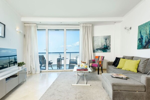 TV - Stunning 1BR Apt w Panoramic Sea Views Near Beach (Tel Aviv-Yafo)
