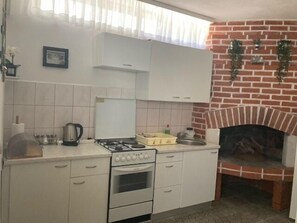 Réfrigérateur, four, plaque de cuisson, cafetière/bouilloire