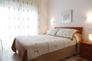 2 slaapkamers, een strijkplank/strijkijzer, beddengoed