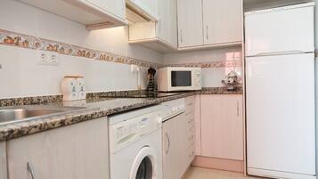 Frigorífico, microondas, cafetera o tetera y hervidor eléctrico