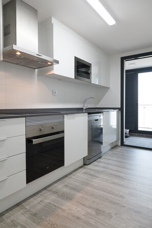 Een koelkast, een microgolfoven, een oven, een vaatwasser