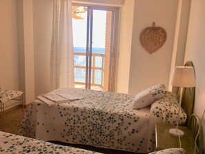 Een strijkplank/strijkijzer, wifi (toeslag), beddengoed