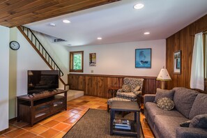 Téléviseur connecté, foyer, lecteur de DVD, bureau