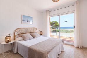 1 quarto, ferros/tábuas de passar roupa, roupa de cama